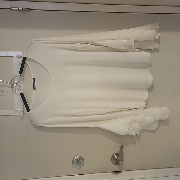 White top with bell sleeves - Picture 1 of 10